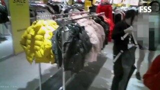 FSS下身半露出挑衣服，小哥哥看见我有点害羞了。