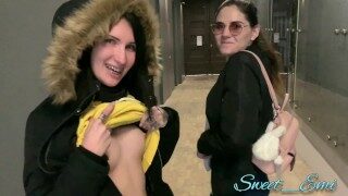 Sweet Emi и Keoki Star показывают сиськи и письки на публике