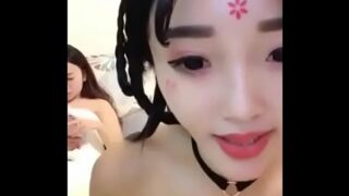 手机直播美女主播古妆全裸秀室友剃须刀刮逼毛喜欢的不要错过