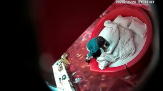 大学城附近主题酒店红心情趣圆床偷拍眼镜学生情侣轮流上位做爱
