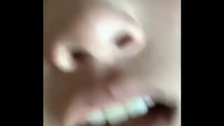 小情侣居家啪啪啪自拍嫩妹子叫声和表情好骚小伙的下弯鸡巴很个性口爆吞精