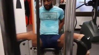 This guy has a dick slip in the gym