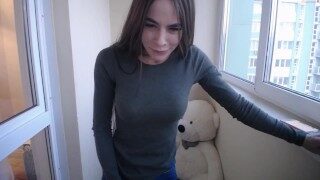 красотка показывает сиськи на балконе