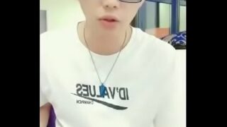 小马哥买了一大盒避孕套约炮那个桑拿骚姐姐到酒店啪啪话说这138元的套房还真不错