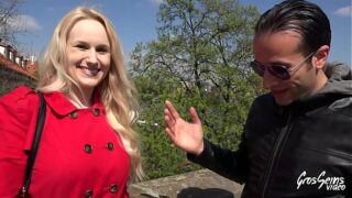 Angel Wicky, libertine czech, se tape des inconnus pour envoyer des photos à son mari