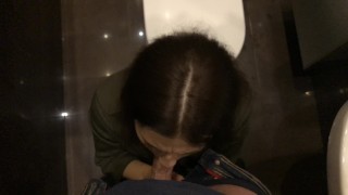 Публичный минет: девушка сосет в кафе и получает сперму в рот