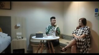 精神小伙大战熟女人妻