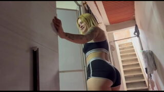 LA HERMANA CULONA ES MUY TRAVIESA Y SE METE AL CUARTO DE SU HERMANASTRO MIENTRAS EL SE MASTURBA Y SE TRAGA SU LECHE, EN ESPAÑOL, SUBTITULOS EN INGLES.